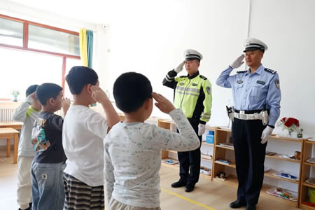 肇東公安交警走進轄區(qū)幼兒園開展交通安全宣傳活動歡慶“六一”
