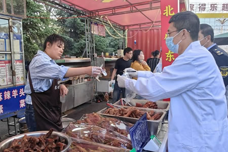 護航第三屆“肇東小餅”美食文化節(jié) 肇東市市場監(jiān)管在行動