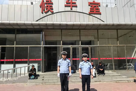 肇東公安交警走進客運站開展“一盔一帶”交通安全宣傳活動