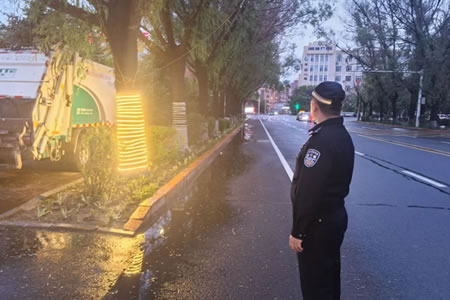 電線漏電冒火花 民警處置保民安