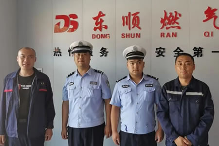 肇東交警大隊牢牢擰緊�；愤\輸企業(yè)“安全閥”