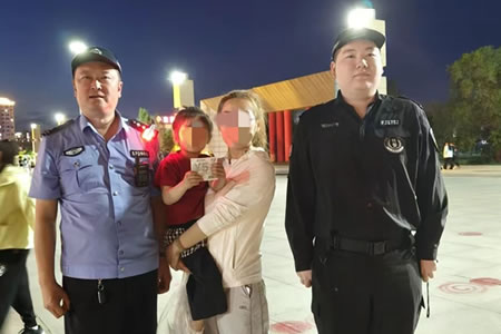 “萌娃”廣場(chǎng)走丟，還好有“警”無(wú)險(xiǎn)