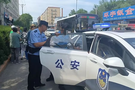 老人街頭摔倒 民警暖心救助